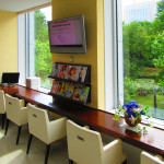 赤レンガを眺めるひなたクリニック待合写真斜め