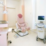 外部からの出入りがないプライバシーを重視したひなたクリニック内診室